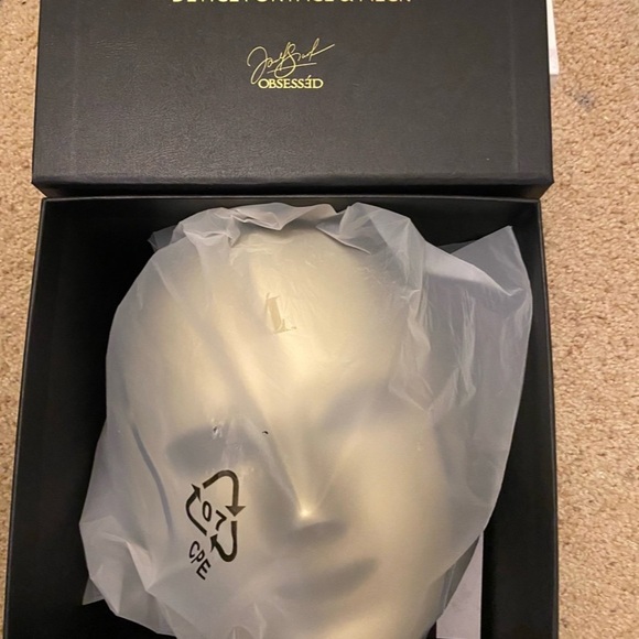 Gold LED Face Mask - Picture 4 of 6